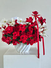 Cargar imagen en el visor de la galería, Classic Love con orquídeas