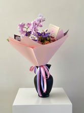 Cargar imagen en el visor de la galería, Ramo con orquídeas vanda y phalaenopsis