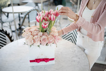 Cargar imagen en el visor de la galería, Caja con 25 rosas y tulipanes