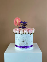 Cargar imagen en el visor de la galería, Caja de rosas con orquídeas vanda