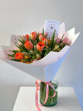 Cargar imagen en el visor de la galería, Ramo de tulipanes