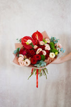 Cargar imagen en el visor de la galería, Crazy Love Bouquet