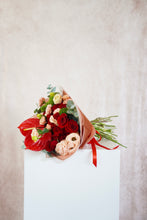 Cargar imagen en el visor de la galería, Crazy Love Bouquet