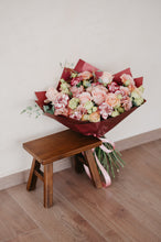 Cargar imagen en el visor de la galería, Pink promise Bouquet