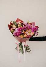 Cargar imagen en el visor de la galería, Crimson kiss Bouquet