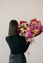 Cargar imagen en el visor de la galería, Crimson kiss Bouquet