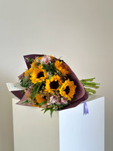 Cargar imagen en el visor de la galería, Sunflower bouquet