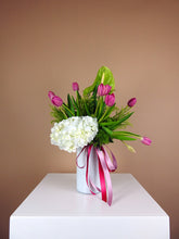 Cargar imagen en el visor de la galería, Jarrón tulipanes