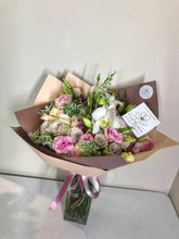 Cargar imagen en el visor de la galería, Ramo con orquídeas vanda y phalaenopsis