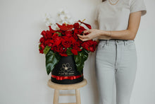Cargar imagen en el visor de la galería, Lina con Orquídeas Phalaenopsis