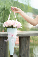 Cargar imagen en el visor de la galería, Cono colgante con 24 rosas