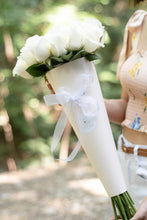 Cargar imagen en el visor de la galería, Cono colgante con 24 rosas