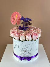 Cargar imagen en el visor de la galería, Caja de rosas con orquídeas vanda
