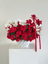 Cargar imagen en el visor de la galería, Classic Love con orquídeas
