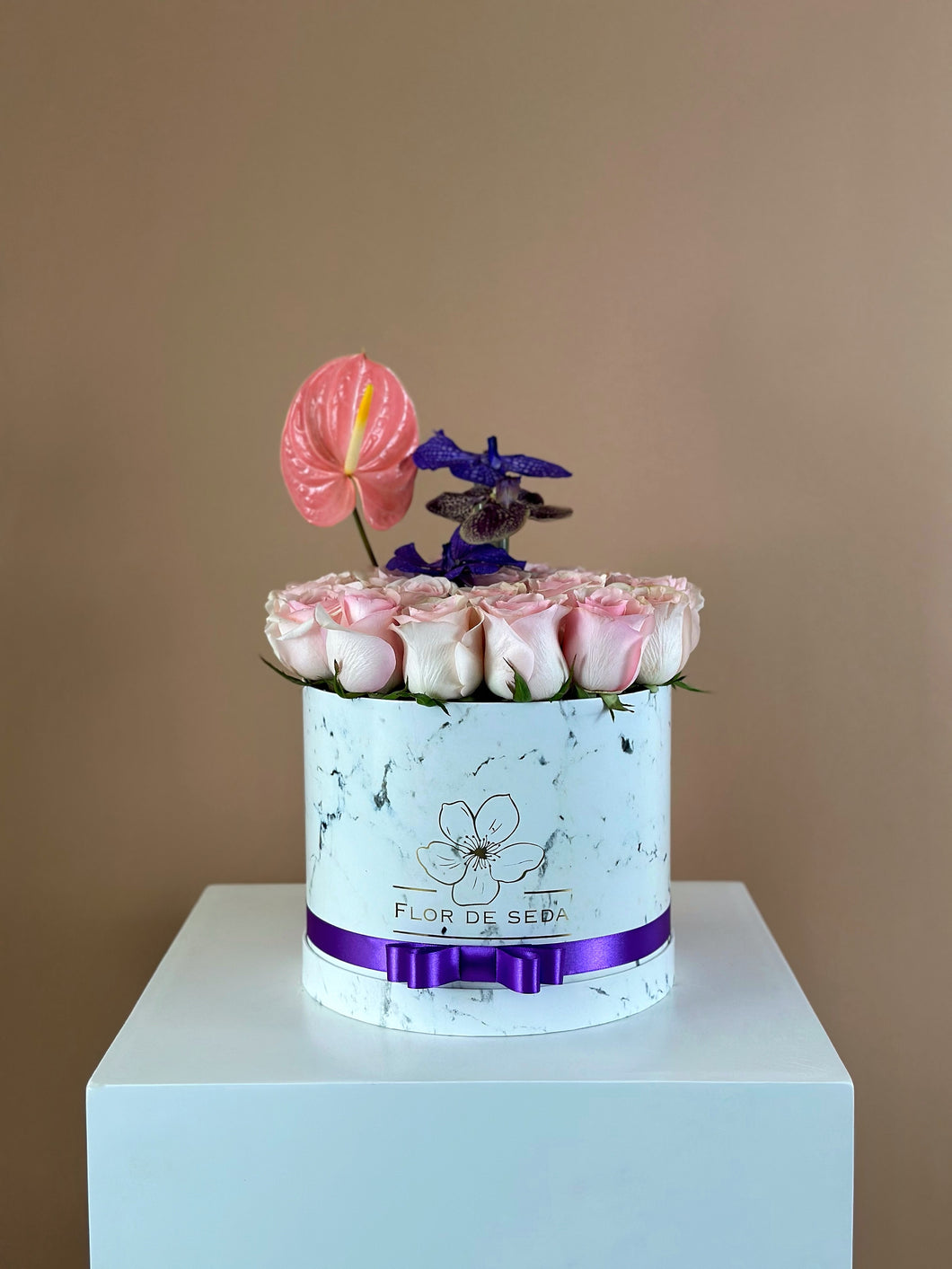 Caja de rosas con orquídeas vanda