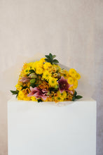 Cargar imagen en el visor de la galería, Garden Bouquet
