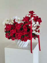 Cargar imagen en el visor de la galería, Classic Love con orquídeas

