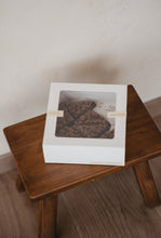 Cargar imagen en el visor de la galería, Brownies For Mom (8 pcs)

