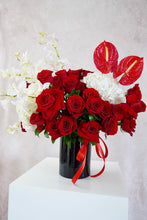 Cargar imagen en el visor de la galería, Love Deluxe (100 rosas con Orquídeas)
