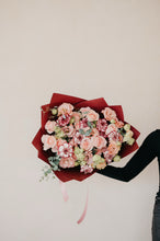 Cargar imagen en el visor de la galería, Pink promise Bouquet
