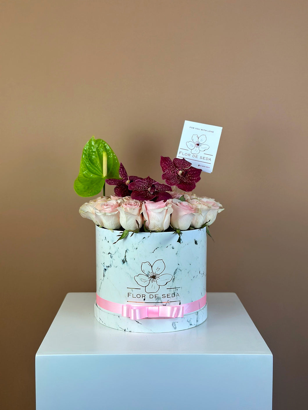 Caja de rosas con orquídeas vanda