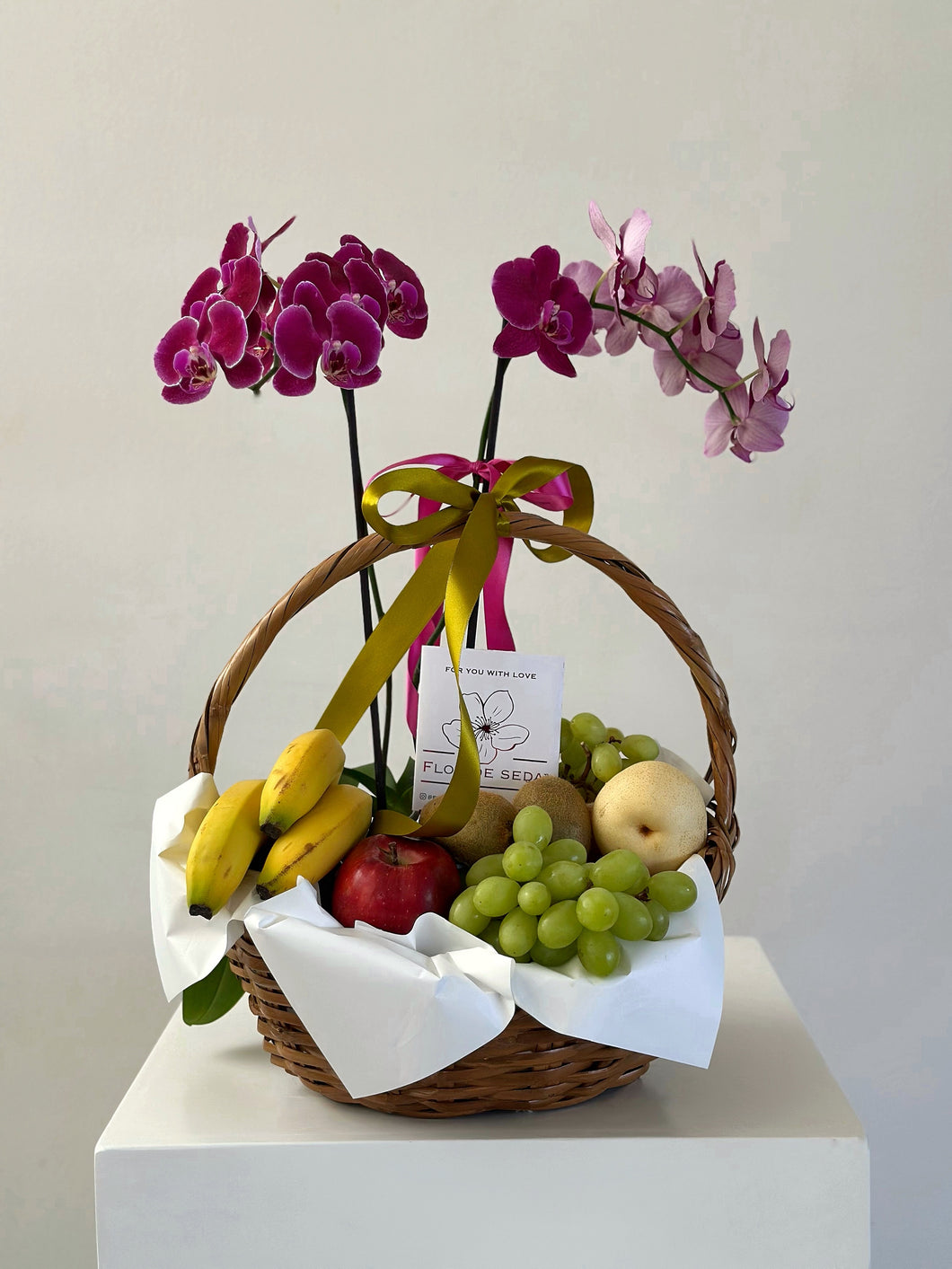 Canasta frutal con orquídeas