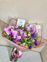 Cargar imagen en el visor de la galería, Bouquet con orquídea phalaenopsis
