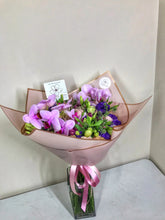 Cargar imagen en el visor de la galería, Bouquet con orquídea phalaenopsis
