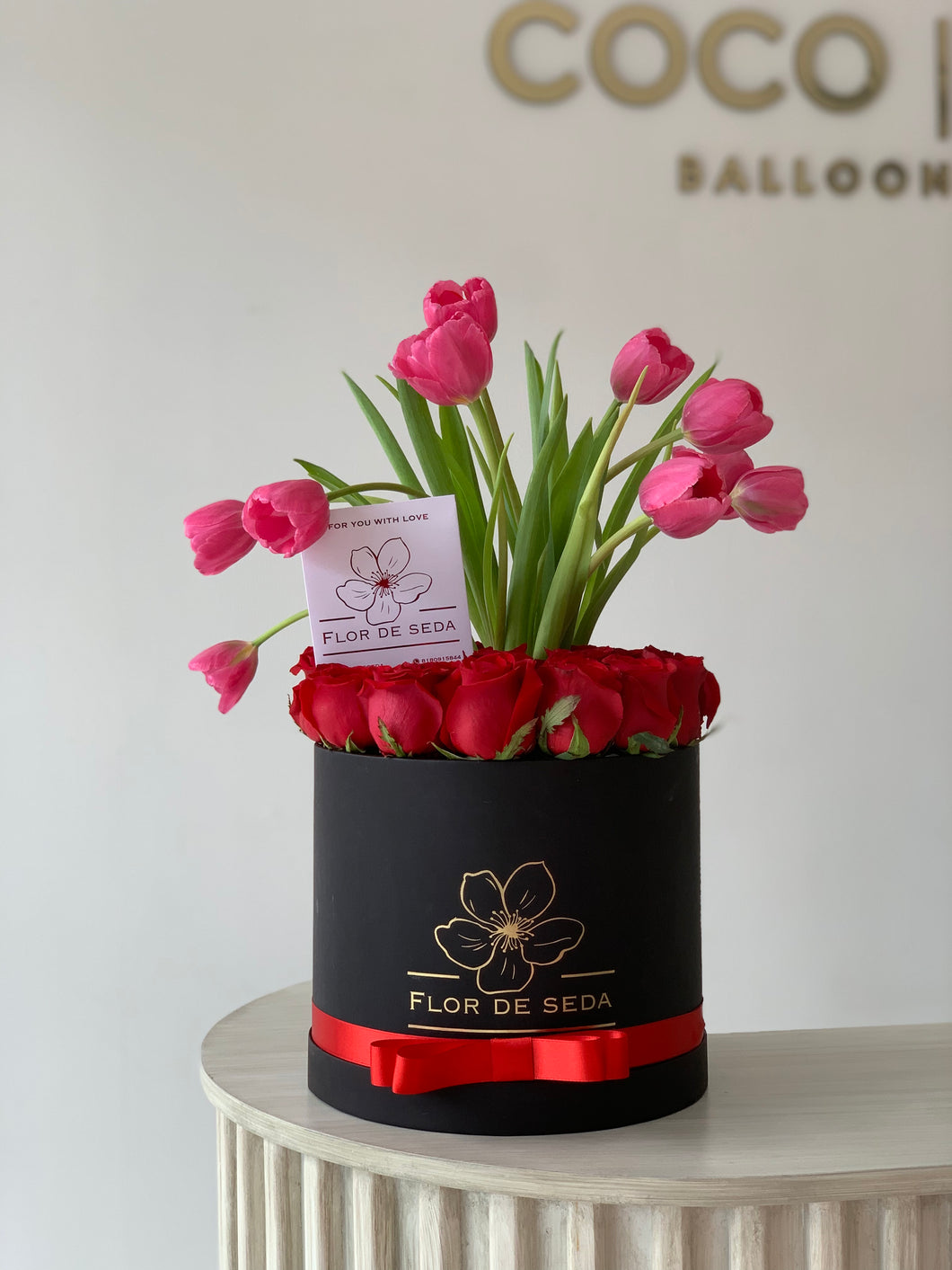 Caja con 25 rosas y tulipanes